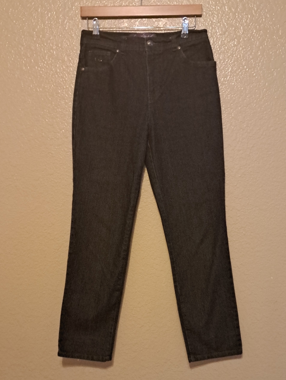 Gloria Vanderbilt Straight-Leg Jeans in Black. Size 8.